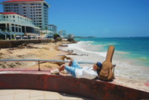 Liaz AV playa y guitarra